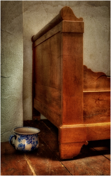 568 - AT THE FOOT OF THE BED - WHITE JOHN - united kingdom.jpg